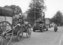 501310 Afbeelding van de terugtocht van Duitse krijgsgevangenen op een paardenwagen op de Utrechtseweg bij Klein ...